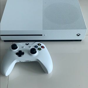 EXCELLENT CONDITION XBOX ONE S WITH CONTROLLER